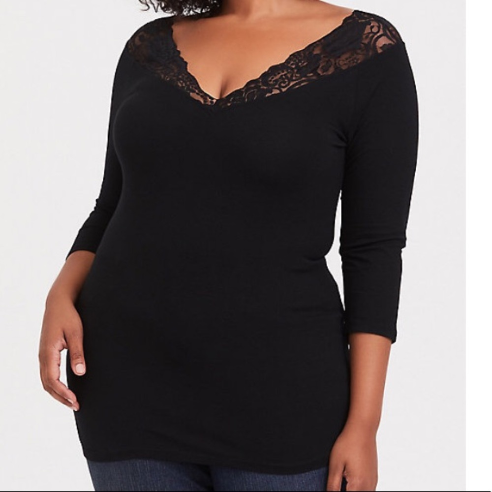 BLACK LACE TRIM FOXY TEE